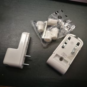 Mila door hinge