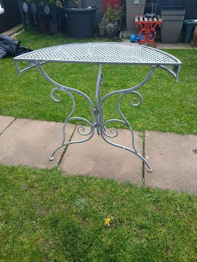 Halfmoon tables