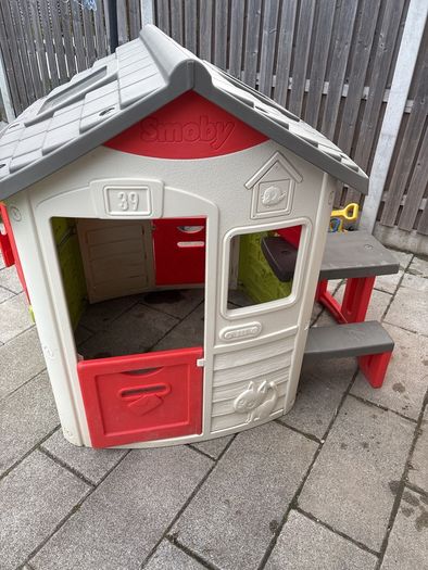 Smoby Jura Lodge playhouse with picnic table and doorbell