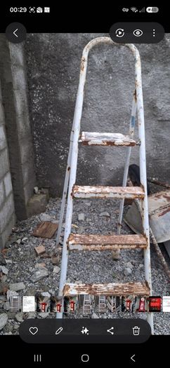 Metal step ladder