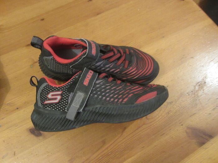 SKETCHERS    black and red   size 2
