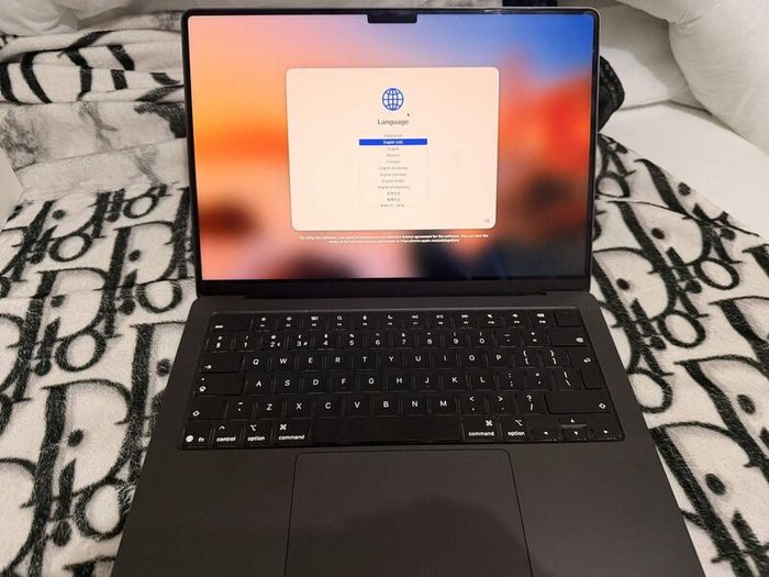MacBook Pro 14 M5 16GB 1TB Space Black, 6 Cycles