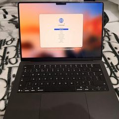 Apple MacBook Pro 14 M5 16GB 1TB Like New 6 Cycles