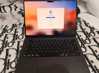 Apple MacBook Pro 14 M5 16GB 1TB Like New 6 Cycles