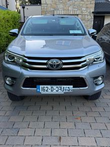 Toyota hilux invincible x