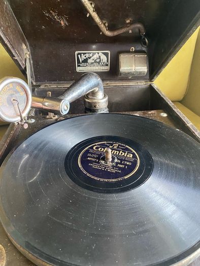 Victor VV50 record player
