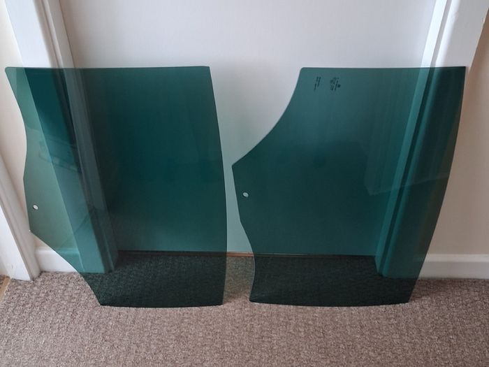 VW Passat B8 saloon rear door roll up glass