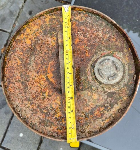 Vintage garage can