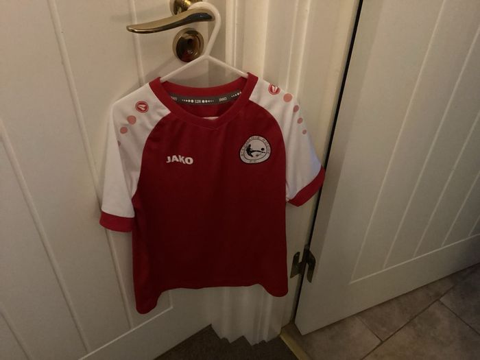 Football T-shirt age 8