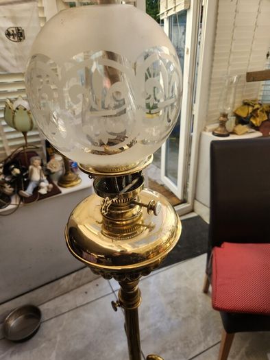 Fantastic victorian brass oil lamp . extends to 2m.