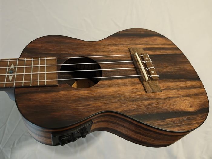 Flight DUC460CEQ Amara Concert Electro-Acoustic Ukulele + Padded Gig Bag