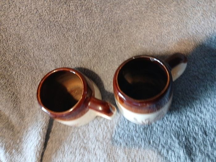 2 cermic vintage mugs