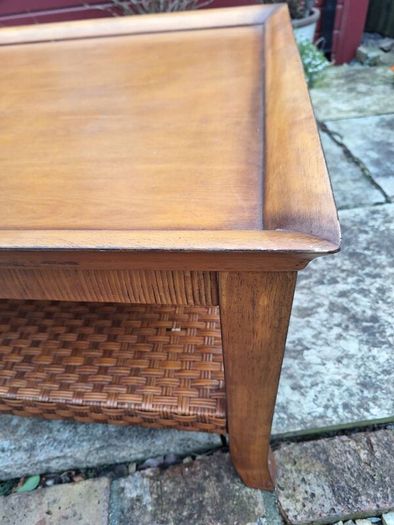 Large coffee table - good condition Dimentions: 34 inches wide, 57 inches long, 20 inches high.