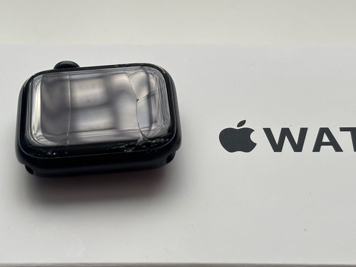 Apple Watch SE (2025) GPS Black Cracked Screen Fully Working Boxed