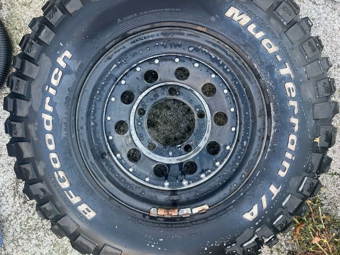 6 BFGoodrich 235/85R16 Tyres and Black Steel Rims