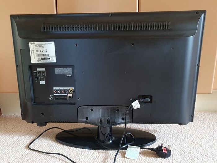 Samsung TV Excellent Condition (With Remote)