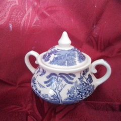 English Ironstone Blue Willow lidded Sugar Bowl (sd)