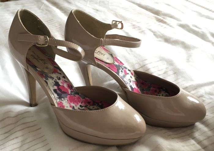 Nude shoe size 6