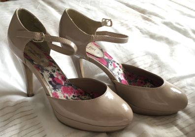 Nude shoe size 6