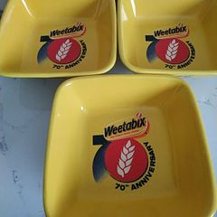 3 Weetabix square dishes.