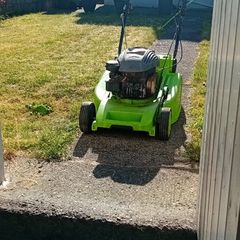 Self propelled petrol lawnmower