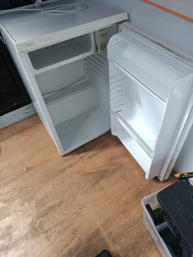 Small under counter fridge/freezer Zanussi