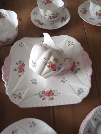 Shelley tea set Shelley dainty rose and red daisy pattern