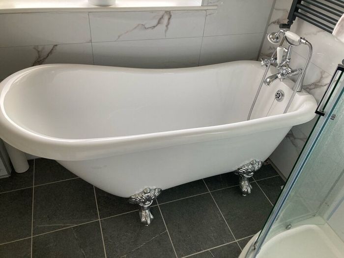 Slipper bath and bath mixer