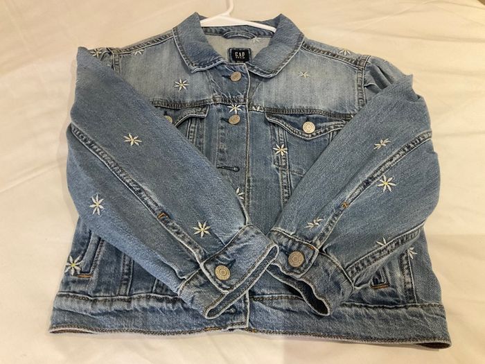 Stunning Girls Gap Age 10 11 denim blue jacket with embroidered daisies flowers