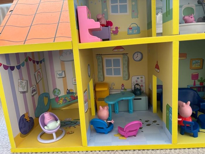 Peppa Pig Wooden House with figures and furniture