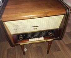 Large Antique Valve Radio and Record Player with Magic Eye, Beautiful Furniture, Collection Only. I got channels on the radio