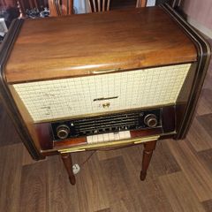 Large Antique Valve Radio and Record Player with Magic Eye, Beautiful Furniture, Collection Only. I got channels on the radio