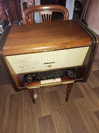 Large Antique Valve Radio and Record Player with Magic Eye, Beautiful Furniture, Collection Only. I got channels on the radio