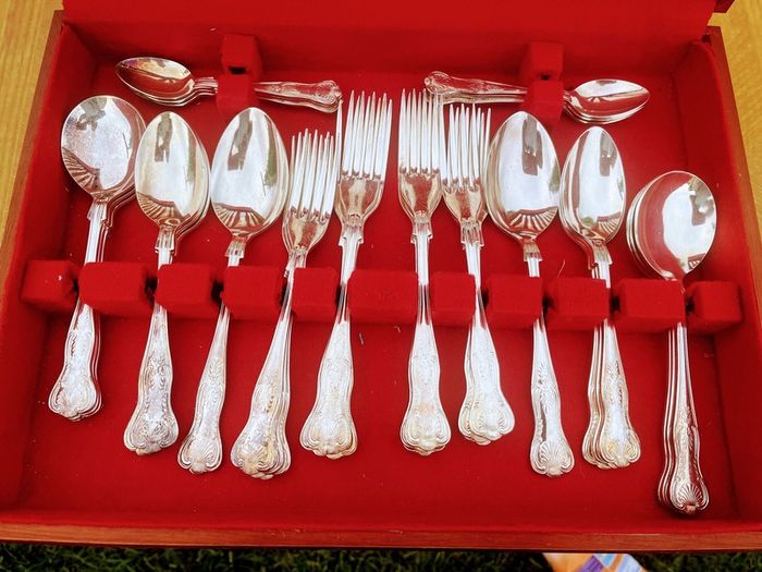 44 piece cutlery set
