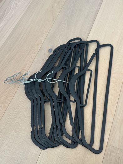 Black hangers x 9