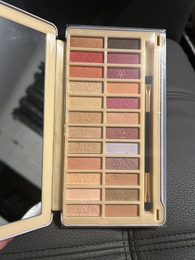 24 colour Nicole miller pallet