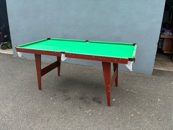 Pool table