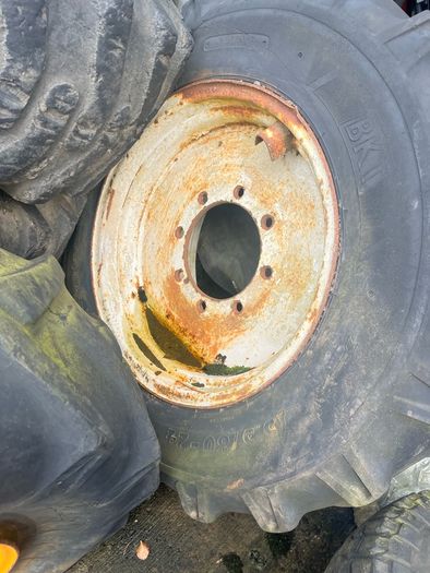 Front rims and tyres for newHolland Ford