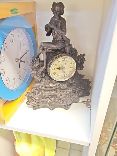 Moe' s tavern clock