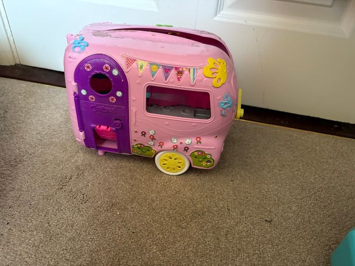 Barbie Bundle - sewing machine/horses