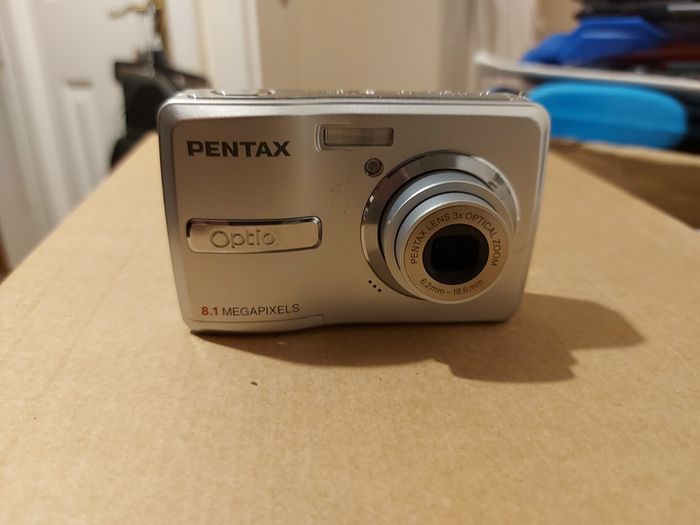 Pentax Optio E40, 8.1 megapixels, Takes 2 AA Batteries, working great and in excellent cosmetic condition