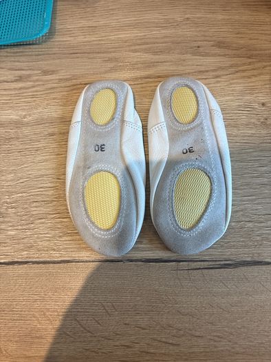 Gymnastics shoes