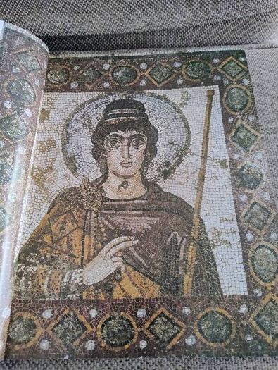 La Mosaique en Tunisie the mosaics of Tunisia large coffee table book in very good condition with no issues 270 pages with lots of pictures etc see photos FREE STANDARD POSTAGE INCLUDED