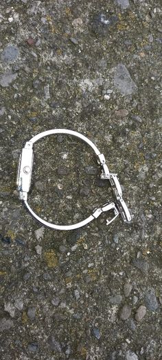 Vintage jewelry is sold individually for 5 to 10 euros