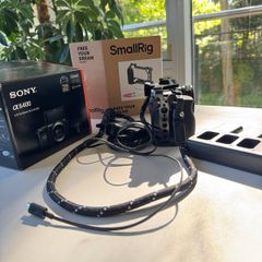 Sony a6400 Content Creator Kit - MINT Condition with SmallRig Cage & Extras