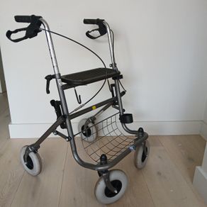 Walker Rollator with seat and basket. . Great quality thick wheels for outdoors