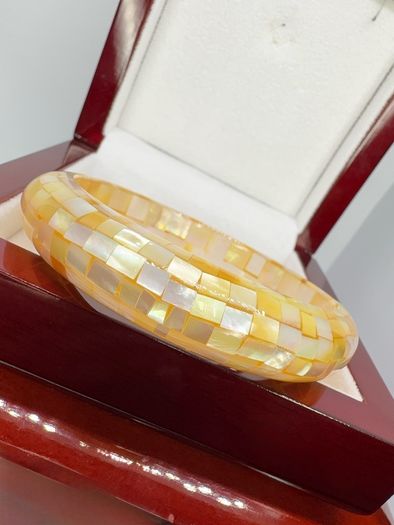 Perl bracelet Golden Glow: South Sea Colour Mother of Pearl Bangle