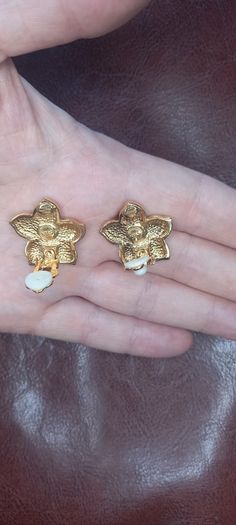 Vintage jewelry is sold individually for 5 to 10 euros