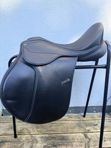 Norton 17 inch Medium GP Saddle Excellent Condition