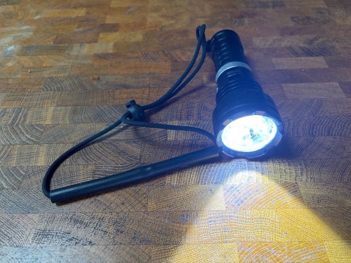 WholeFire XHP70 10k lumen diving torch + external charger